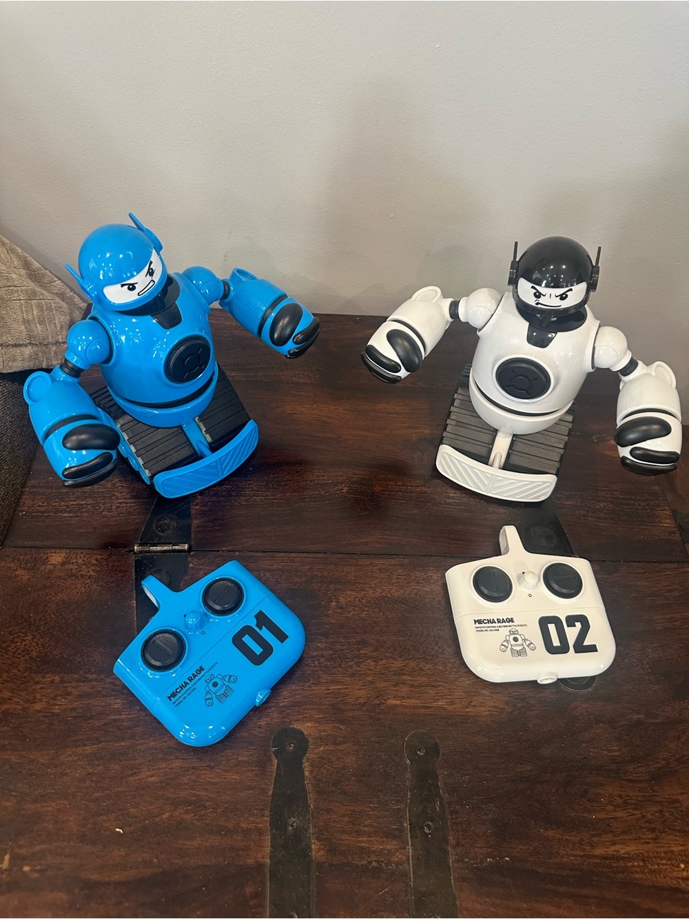 Sharper Image Mecha Rivals Battle Robots - Picture 7 of 7